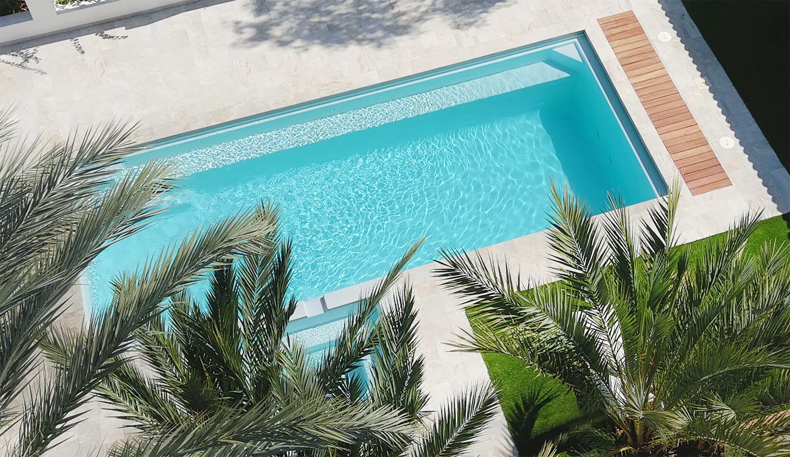 piscine coque modèle Atlantis avec volet immergé