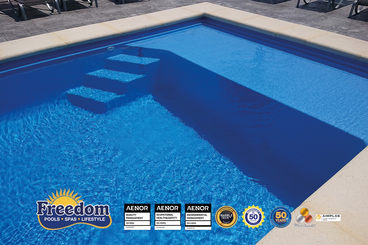 piscine coque modèle Malibu avec volet immergé