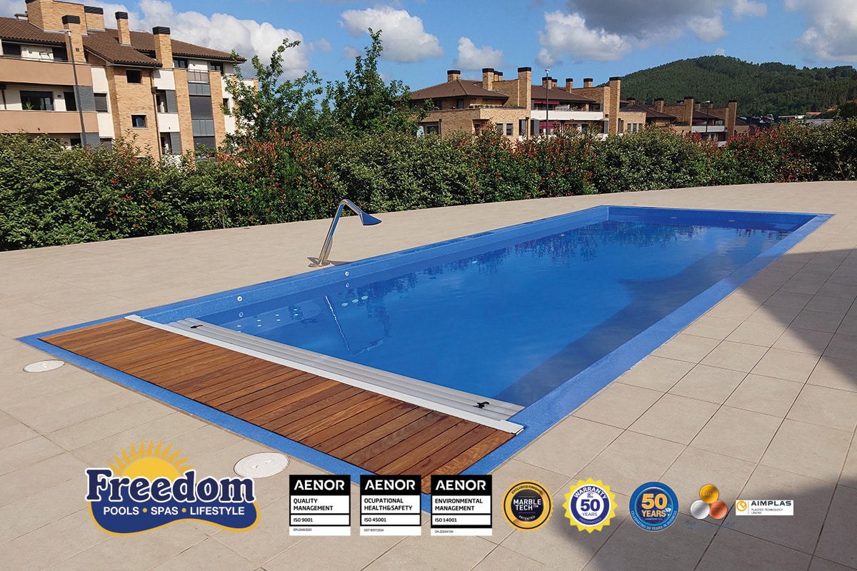 piscine coque modèle Riviera Platinium 10