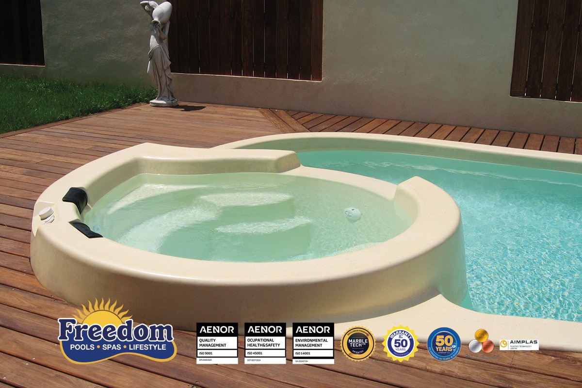 piscine coque modèle Tropicana et spa